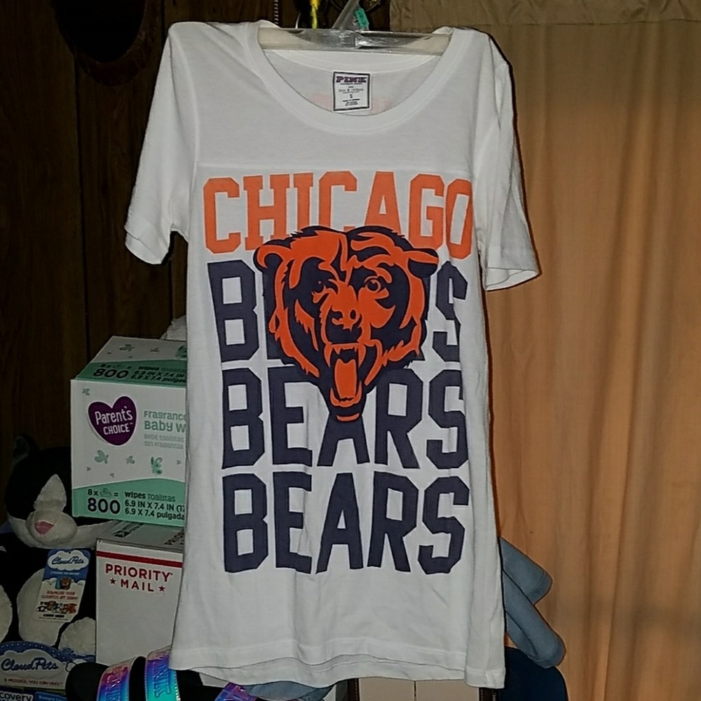 Women's pink vs Chicago bears tee shirt.